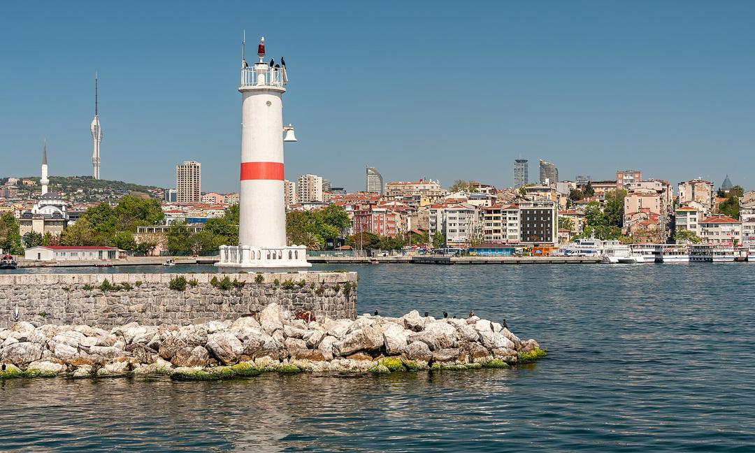 Kadıköy Feneri ve sahil şeridi